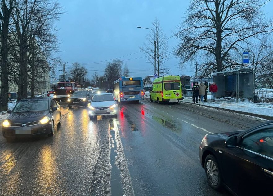 В Твери 13-летняя девочка попала под колёса иномарки