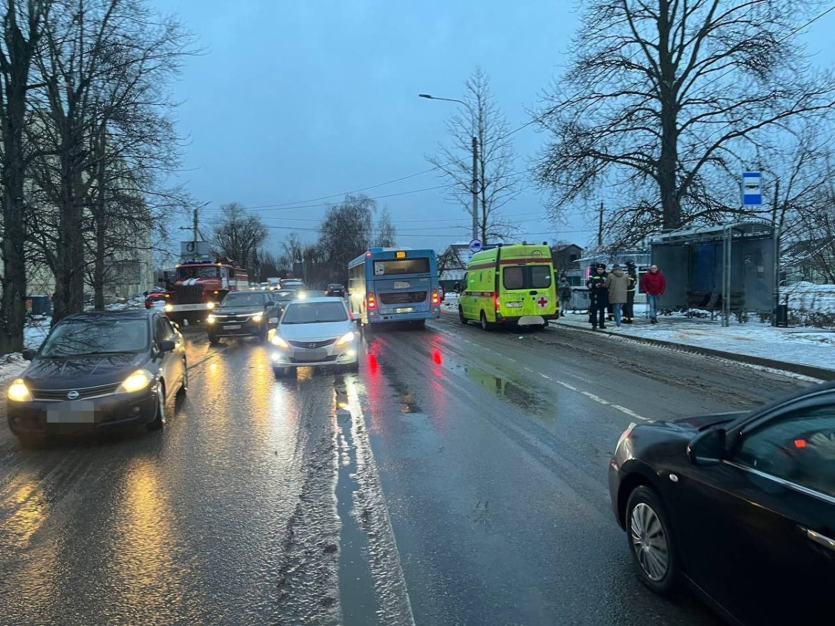 В Твери 13-летняя девочка попала под колёса иномарки