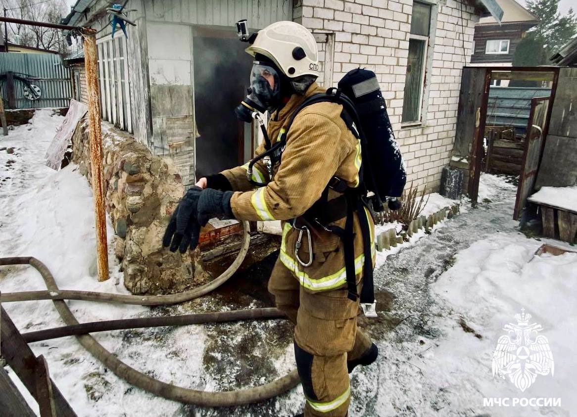 В деревне под Тверью загорелась баня
