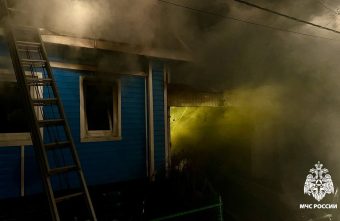 Из-за пожара в гараже тверичане остались без дома и автомобиля Из-за пожара в гараже тверичане остались без дома и автомобиля