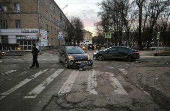 Женщину доставили в больницу после столкновения двух иномарок в Твери