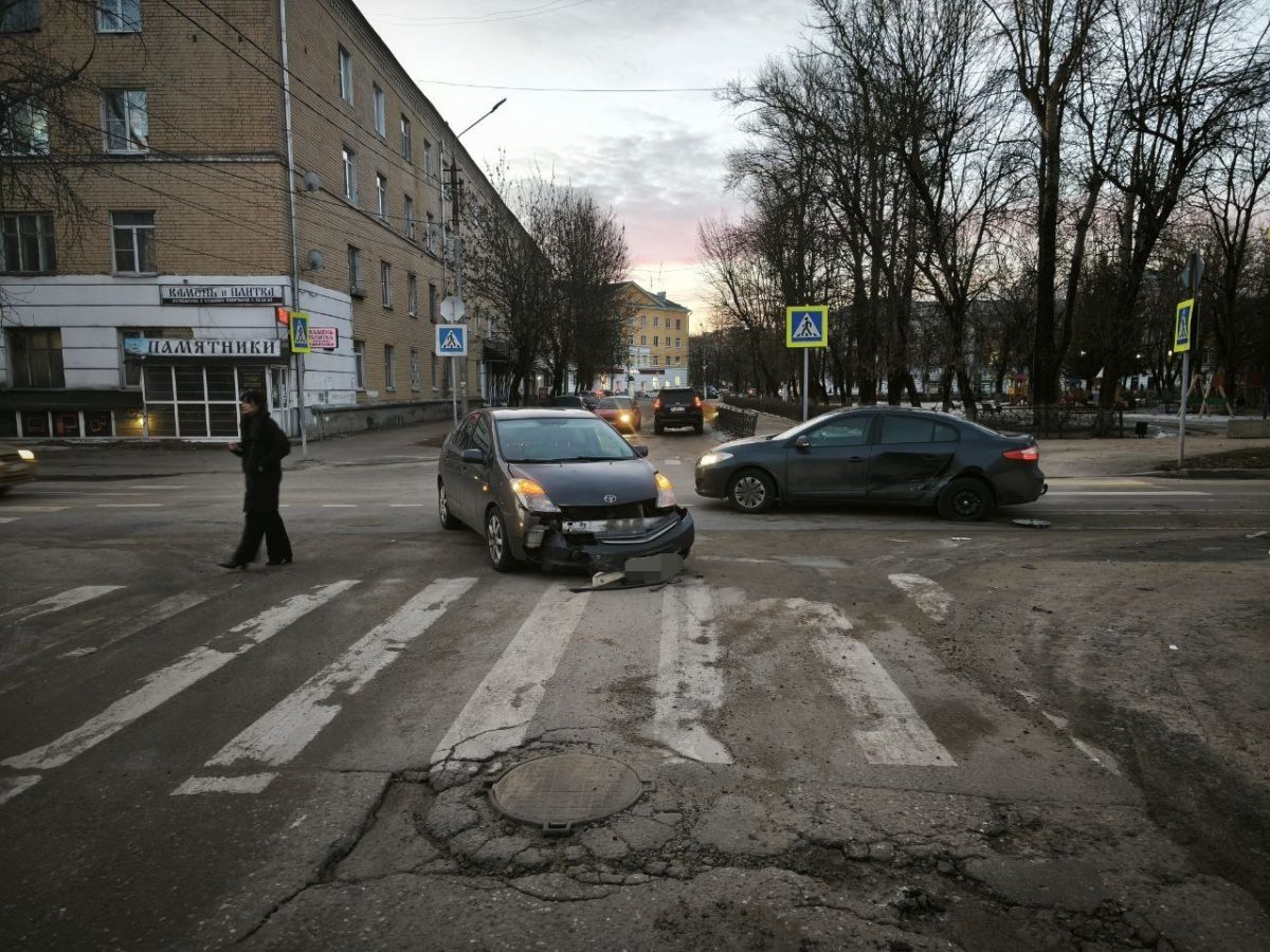 Женщину доставили в больницу после столкновения двух иномарок в Твери