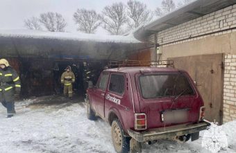 В Тверской области пожарные спасли автомобиль из горящего гаража В Тверской области пожарные спасли автомобиль из горящего гаража