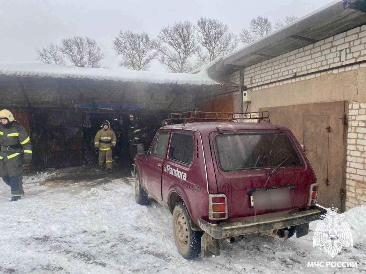 В Тверской области пожарные спасли автомобиль из горящего гаража
