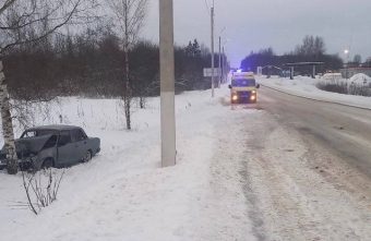 В Тверской области пострадали водитель и пассажир съехавшего с дороги ВАЗа В Тверской области пострадали водитель и пассажир съехавшего с дороги ВАЗа