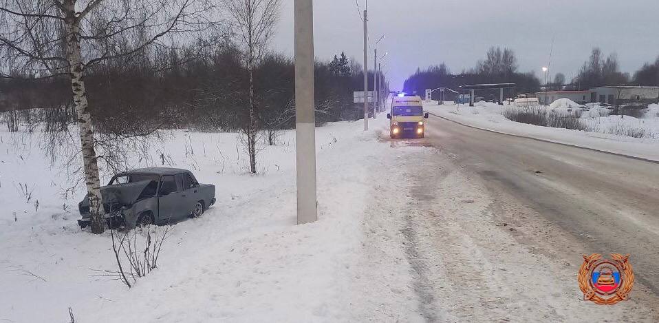 В Тверской области пострадали водитель и пассажир съехавшего с дороги ВАЗа