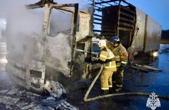 Огонь охватил грузовой автомобиль в Тверской области Огонь охватил грузовой автомобиль в Тверской области