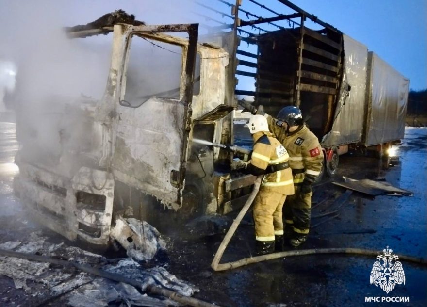 Огонь охватил грузовой автомобиль в Тверской области
