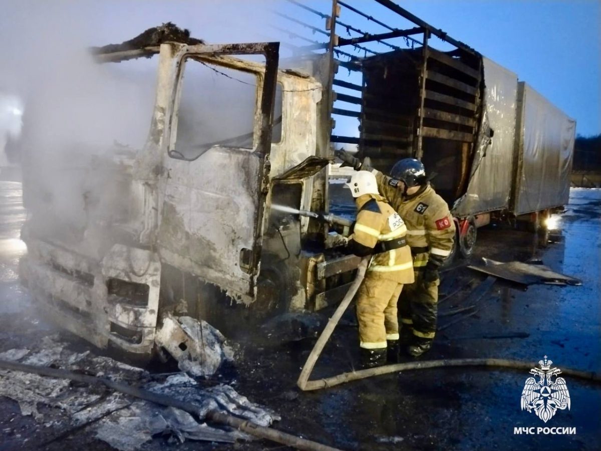 Огонь охватил грузовой автомобиль в Тверской области Огонь охватил грузовой автомобиль в Тверской области