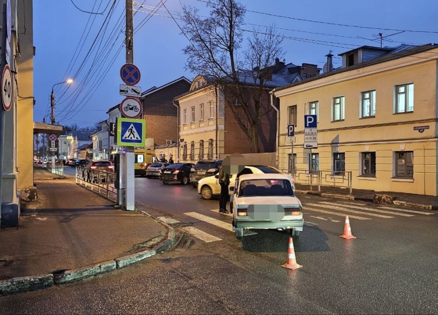 Водитель ВАЗа сбил женщину на пешеходном переходе в Твери