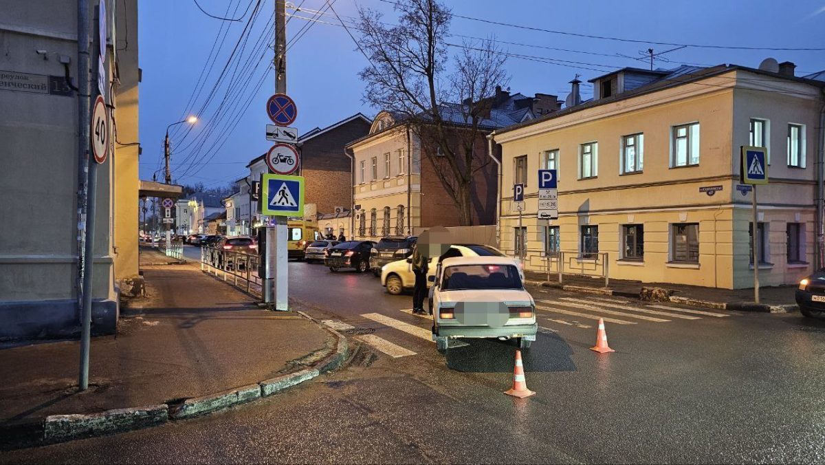 Водитель ВАЗа сбил женщину на пешеходном переходе в Твери Водитель ВАЗа сбил женщину на пешеходном переходе в Твери