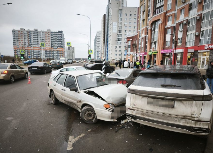 Один человек пострадал в столкновении четырёх автомобилей в Твери