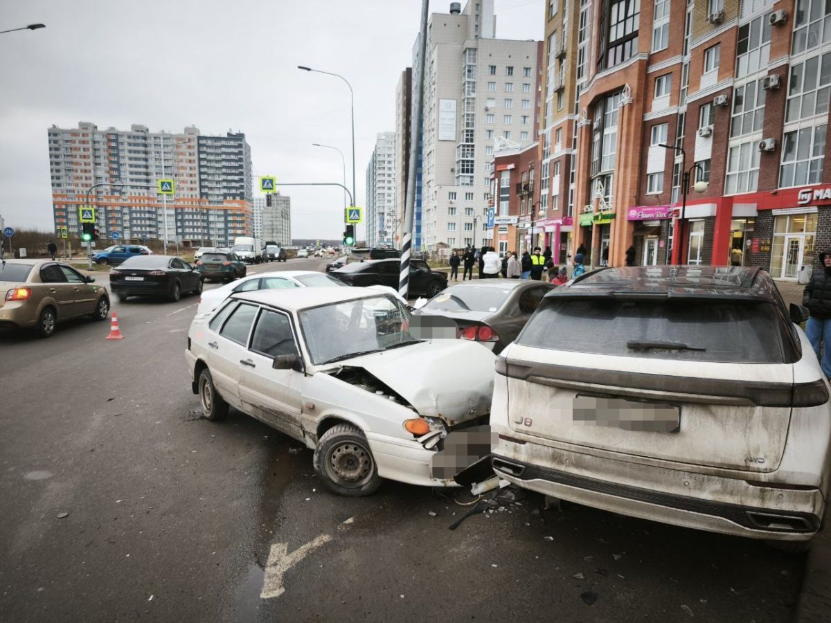 Один человек пострадал в столкновении четырёх автомобилей в Твери Один человек пострадал в столкновении четырёх автомобилей в Твери