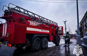 Из горящего в центре Твери дома спасатели эвакуировали людей Из горящего в центре Твери дома спасатели эвакуировали людей
