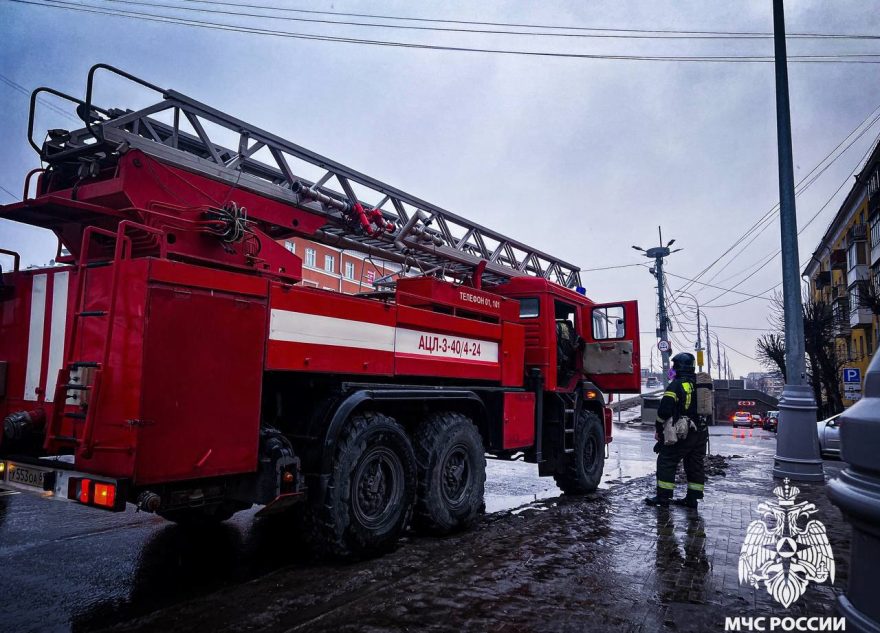 Из горящего в центре Твери дома спасатели эвакуировали людей Из горящего в центре Твери дома спасатели эвакуировали людей