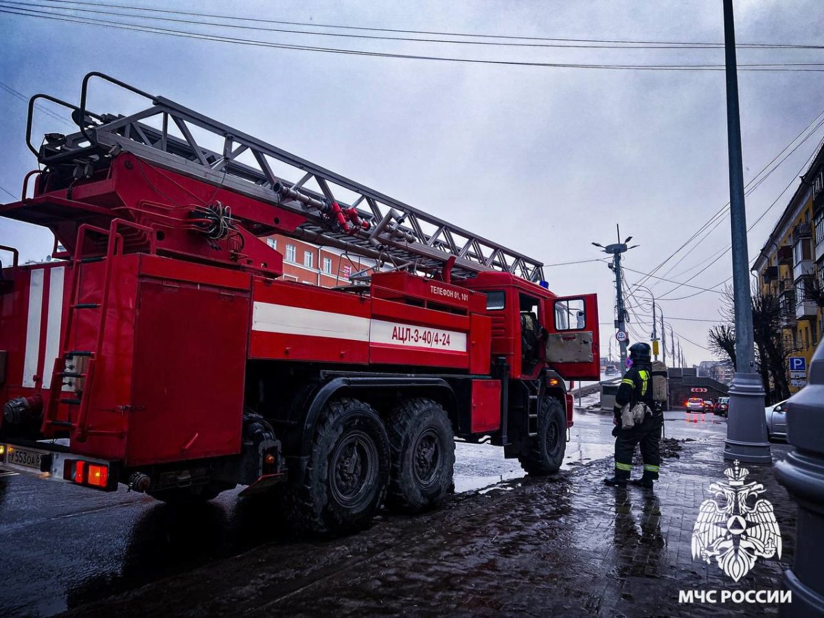 Из горящего в центре Твери дома спасатели эвакуировали людей