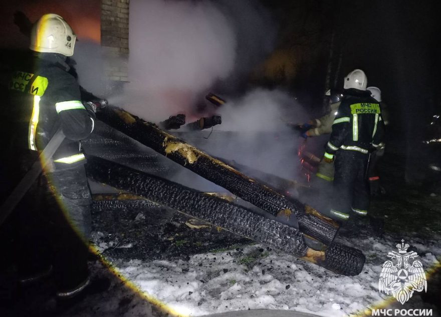 Пожар уничтожил баню в посёлке в Тверской области