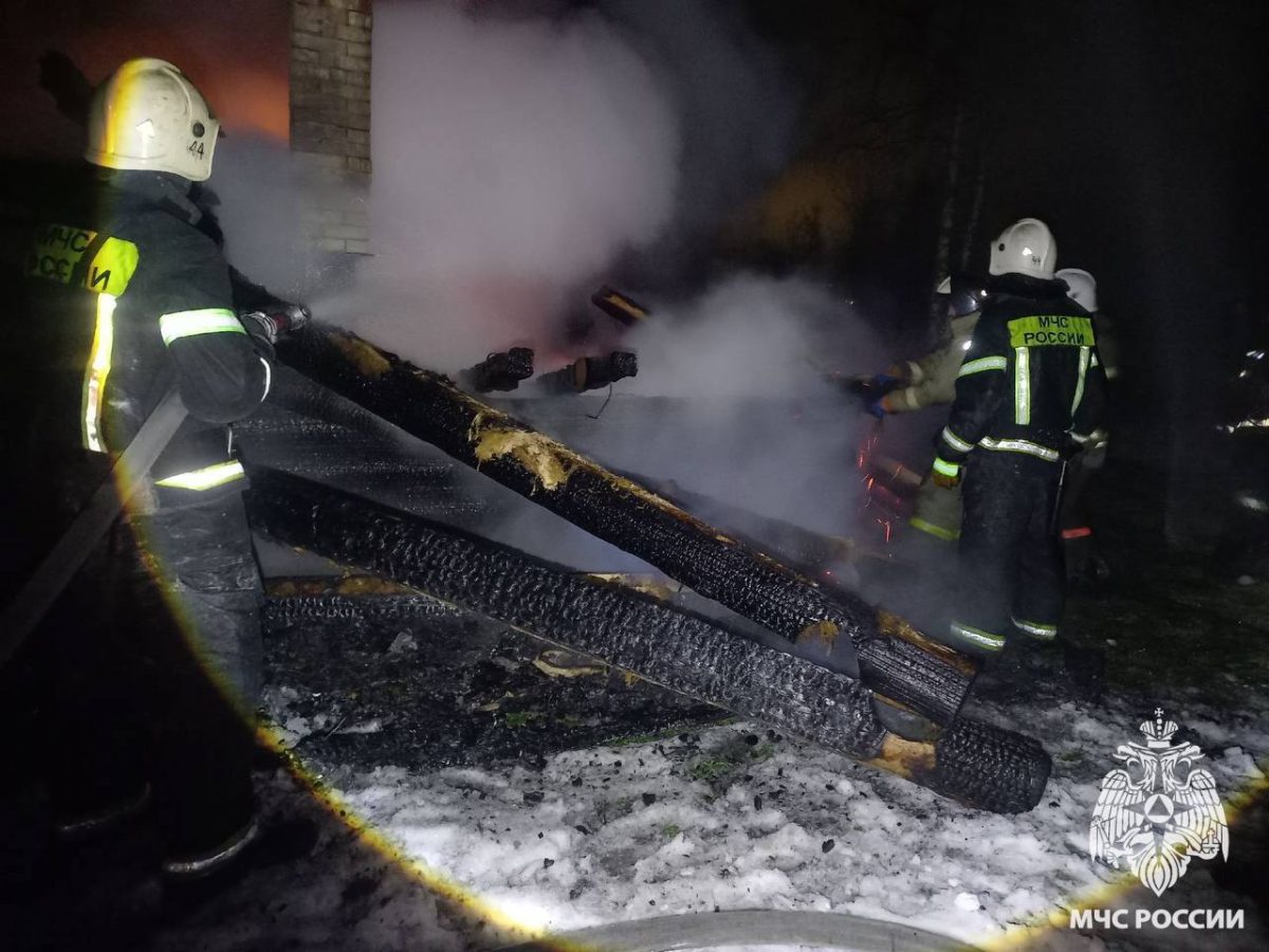 Пожар уничтожил баню в посёлке в Тверской области