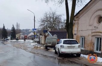 В Тверской области мужчина попал под колёса собственного автомобиля В Тверской области мужчина попал под колёса собственного автомобиля
