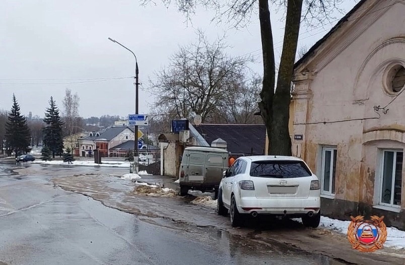 В Тверской области мужчина попал под колёса собственного автомобиля В Тверской области мужчина попал под колёса собственного автомобиля