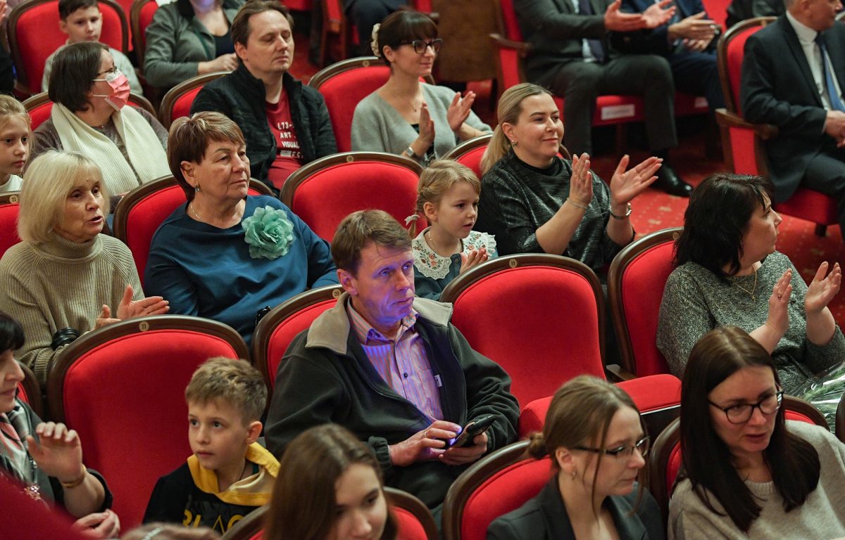 Воспитанники епархиальной школы и Центра «Родник» представили в рождественский спектакль «Спящая царевна»