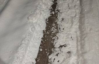 Жителей Тверской области спасает мужчина на синем тракторе Жителей Тверской области спасает мужчина на синем тракторе