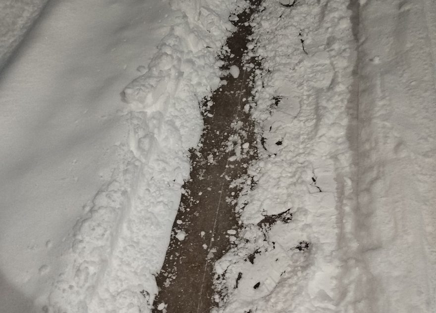 Жителей Тверской области спасает мужчина на синем тракторе