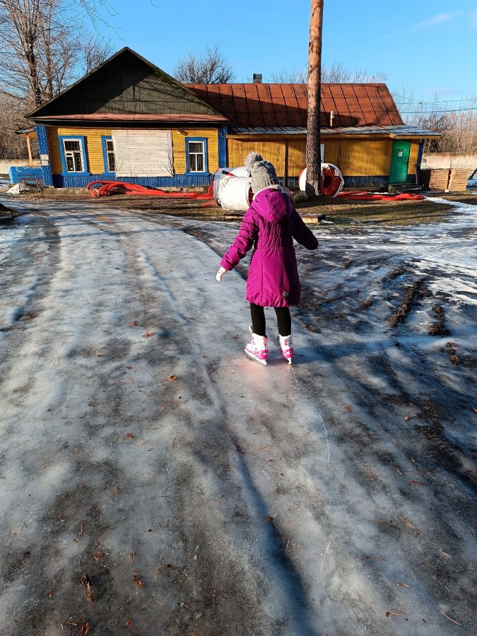 Жители Тверской области передвигаются по улицам исключительно на коньках