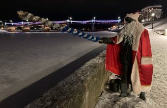 Теперь у знаменитого тверского рыбака вместо удочки в руках посох Деда Мороза