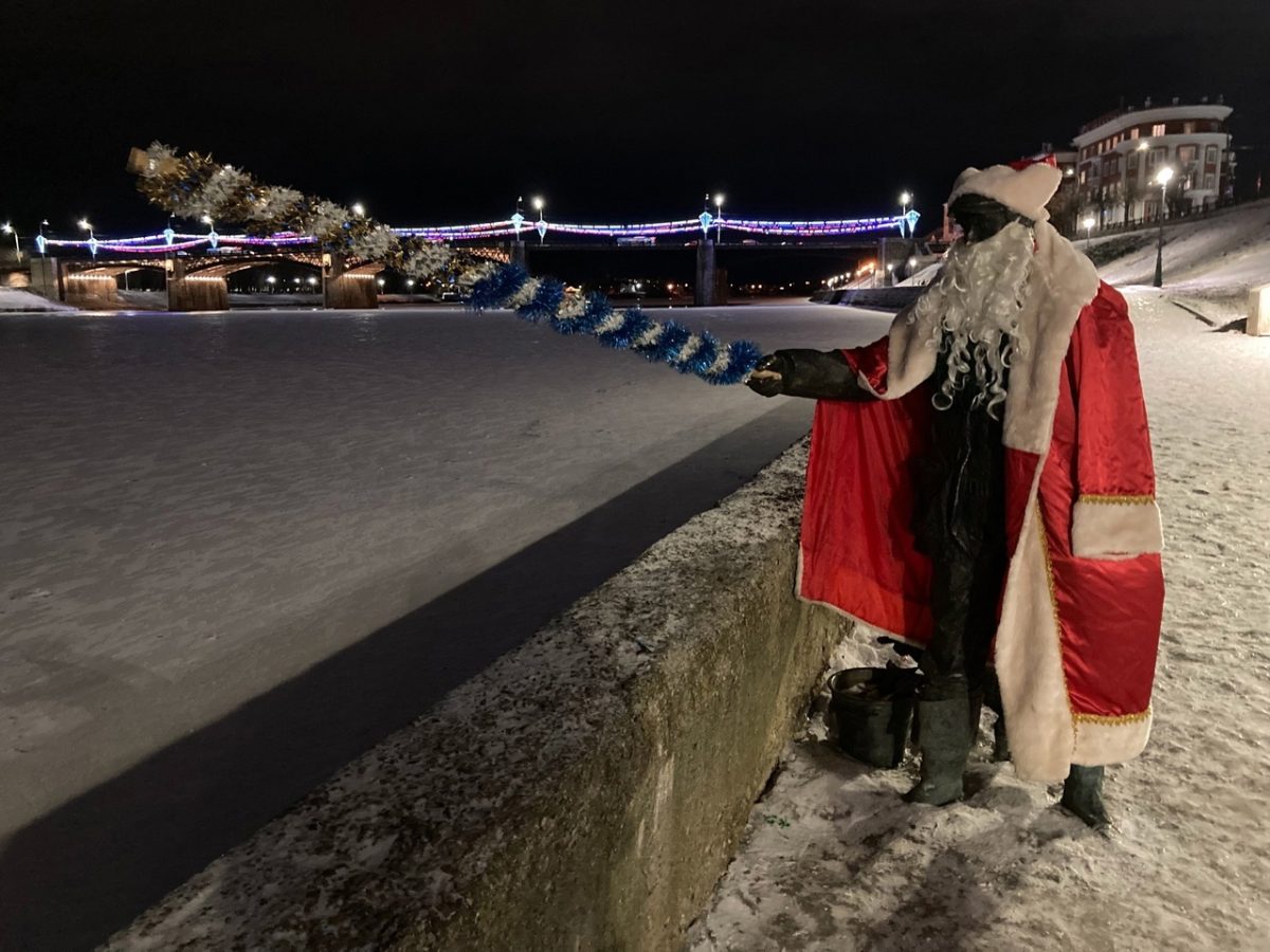 Теперь у знаменитого тверского рыбака вместо удочки в руках посох Деда Мороза