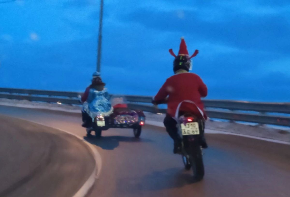 Дед Мороз и Снегурочка на мотоциклах удивили жителей Тверской области