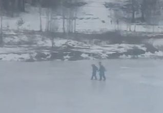 В Тверской области детей гоняют по озеру