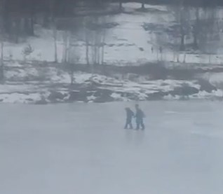 В Тверской области детей гоняют по озеру