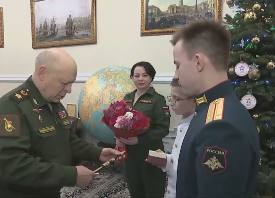 Главнокомандующий Сухопутными войсками Олег Салюков подарил тверскому суворовцу командирские часы