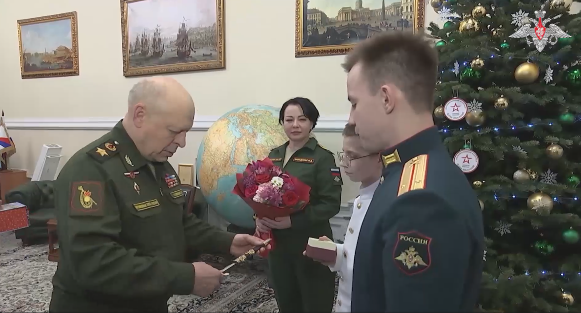 Главнокомандующий Сухопутными войсками Олег Салюков подарил тверскому суворовцу командирские часы