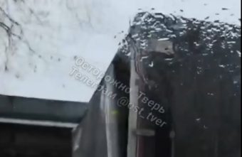 В Твери грузовик застрял под мостом В Твери грузовик застрял под мостом