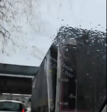 В Твери грузовик застрял под мостом В Твери грузовик застрял под мостом
