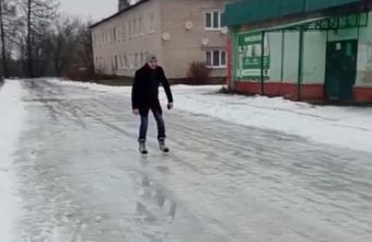 В Тверской области жители катаются по проезжей части на коньках В Тверской области жители катаются по проезжей части на коньках