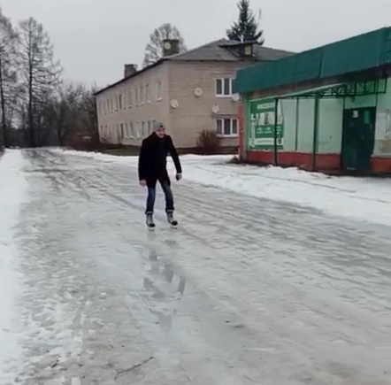 В Тверской области жители катаются по проезжей части на коньках В Тверской области жители катаются по проезжей части на коньках
