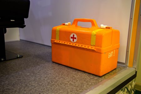 Врач рассказала, можно ли детям купаться в Крещение