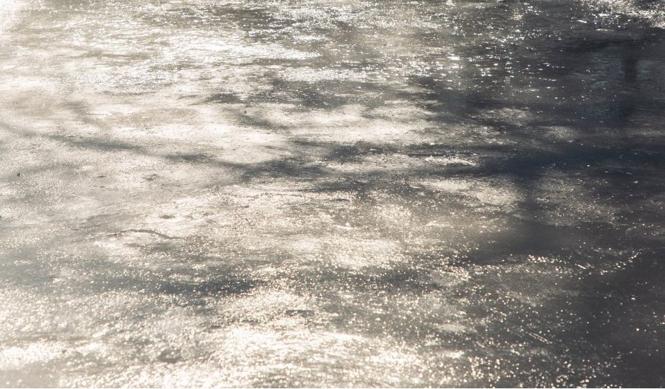 В Твери какой-то «молодец» ежедневно гоняет на квадроцикле по могилам