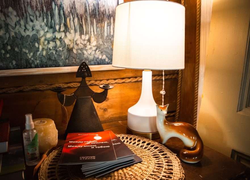 Врач рассказала, какой свет помогает уснуть