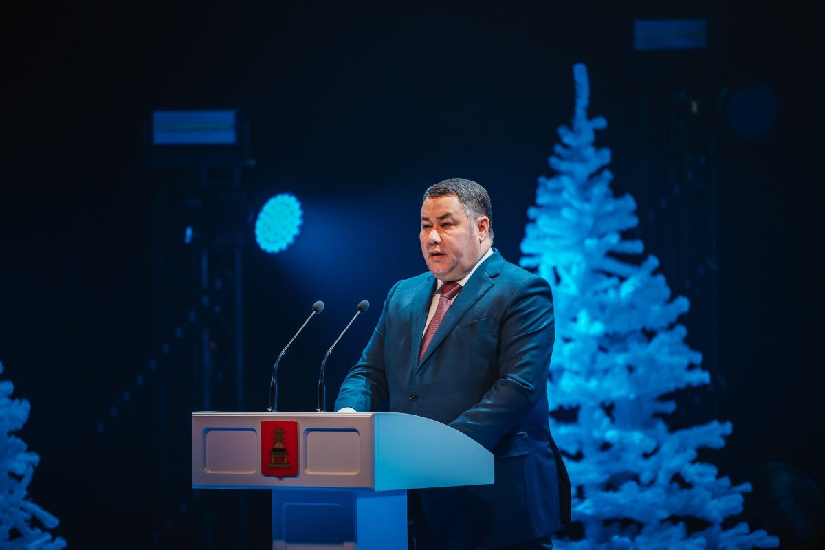 Игорь Руденя поздравил тверского дизайнера Алексея Ушакова, чей труд отмечен президентом