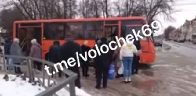 В Тверской области пассажиры дружно выталкивали автобус из ямы В Тверской области пассажиры дружно выталкивали автобус из ямы