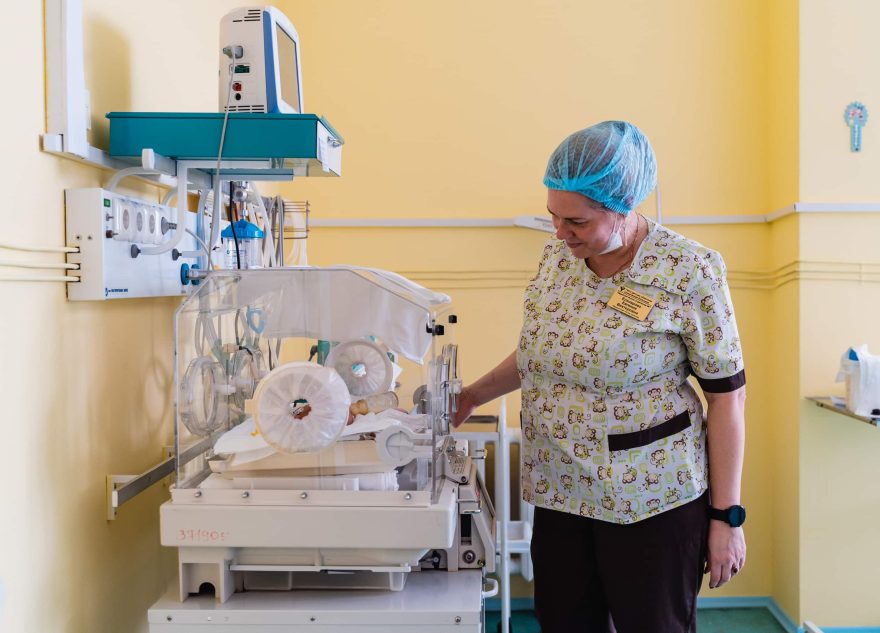 Врач рассказала, опасно ли рожать дома