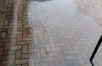 Жители Тверской области добираются вплавь до автобусной остановки Жители Тверской области добираются вплавь до автобусной остановки