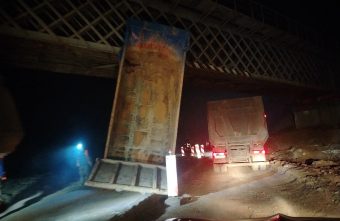 В Тверской области самосвал врезался в железнодорожный мост и повис в воздухе В Тверской области самосвал врезался в железнодорожный мост и повис в воздухе