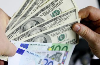 Россияне бросились массово скупать доллары Россияне бросились массово скупать доллары