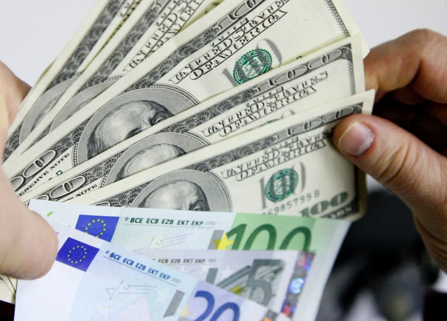 Россияне бросились массово скупать доллары