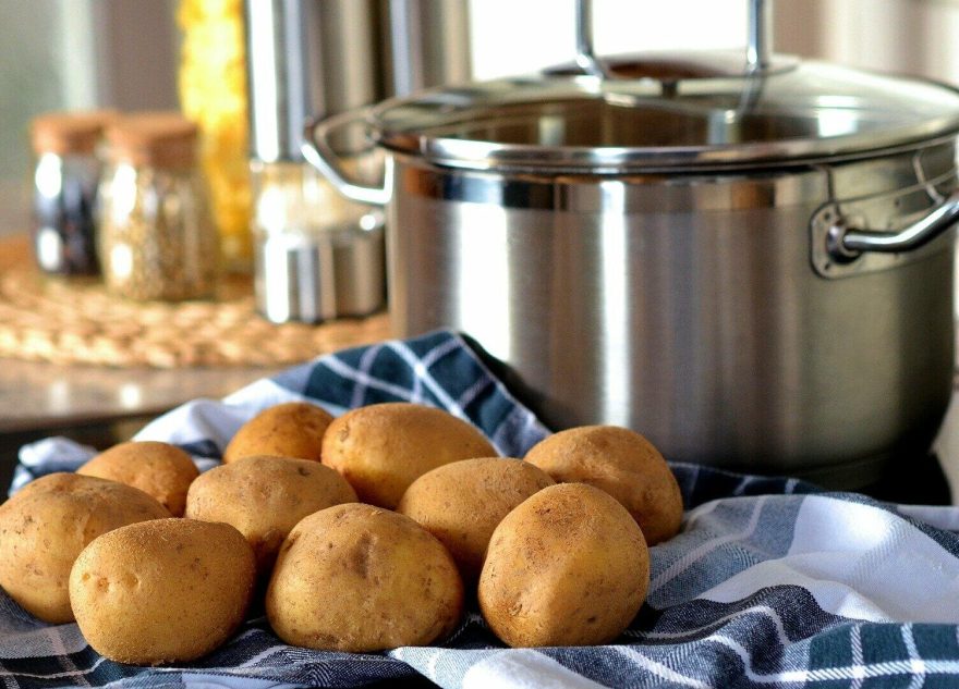 Врач запретила дышать над картошкой во время простуды